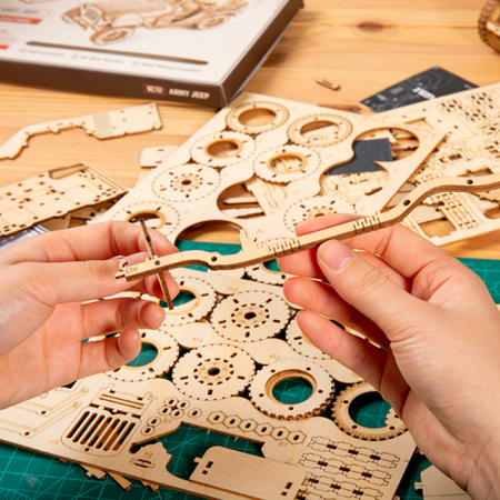 Drewniany model puzzle 3D Lokomotywa MC501 Robotime 